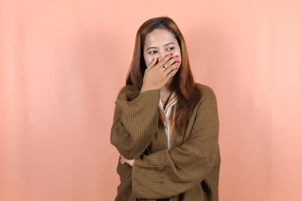 Mooie Aziatische Vrouw Gevoel Gelukkig Ontspannen Geïsoleerd Met Perzik Achtergrond — Stockfoto