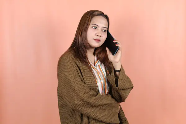 Ευτυχισμένη Όμορφη Ασιατική Γυναίκα Καλώντας Smartphone Ροδακινί Φόντο — Φωτογραφία Αρχείου