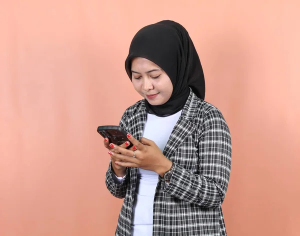 Happy Beautiful Asian Woman Sending Message Smartphone Peach Background — Stock Photo, Image