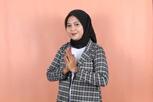 美丽的亚洲穆斯林女人 身穿条纹灰色夹克 头戴面纱 背景为桃红色 — 图库照片
