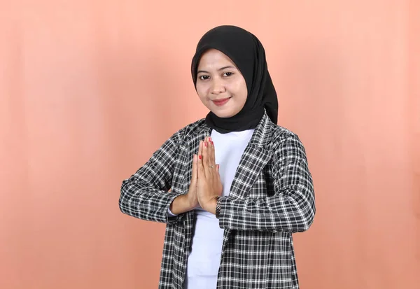 Bela Ásia Muçulmano Mulher Orando Vestindo Listrado Cinza Jaqueta Véu — Fotografia de Stock