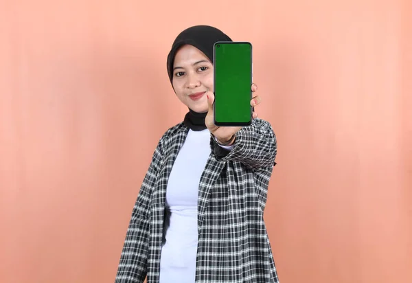 Pretty Asian Kobieta Pokazać Pusty Zielony Ekran Telefonu Komórkowego Palcem — Zdjęcie stockowe