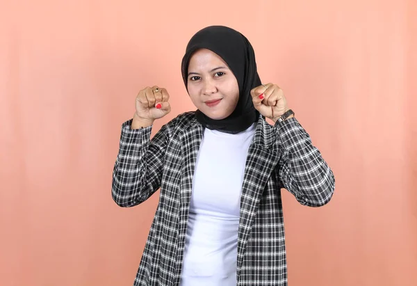 Mooie Moslim Aziatische Vrouw Gevoel Gelukkig Ontspannen Geïsoleerd Met Perzik — Stockfoto
