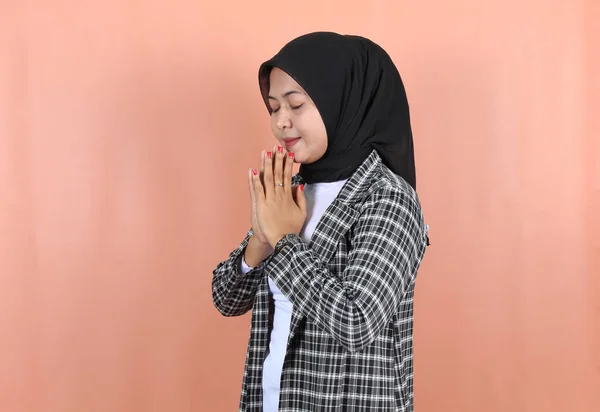美しいアジアのイスラム教徒の女性ストライプグレーのジャケットとベール隔離された桃の背景を身に着けて祈る — ストック写真