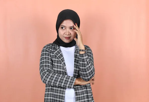 Wanita Asia Muslim Yang Cantik Merasa Bahagia Dan Santai Terisolasi — Stok Foto