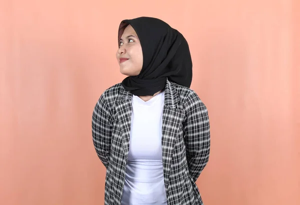 Schöne Muslimische Asiatin Fühlt Sich Glücklich Und Entspannt Isoliert Mit — Stockfoto