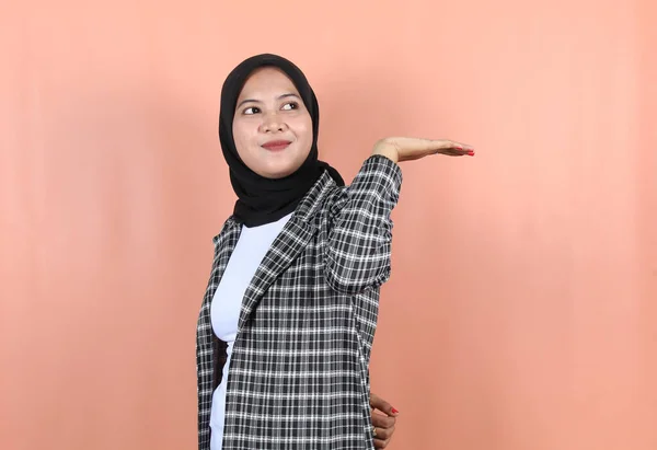 Leende Vacker Asiatisk Muslimsk Kvinna Med Händer Handflator Tillsammans Emot — Stockfoto