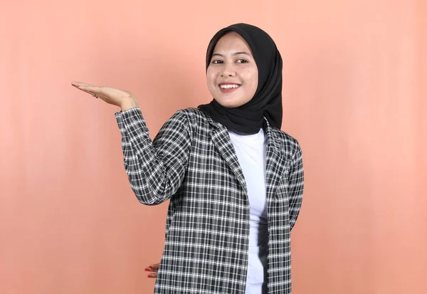 Usmívající Krásná Asijská Muslimka Dlaněmi Dohromady Přijímat Nebo Dávat Gesto — Stock fotografie