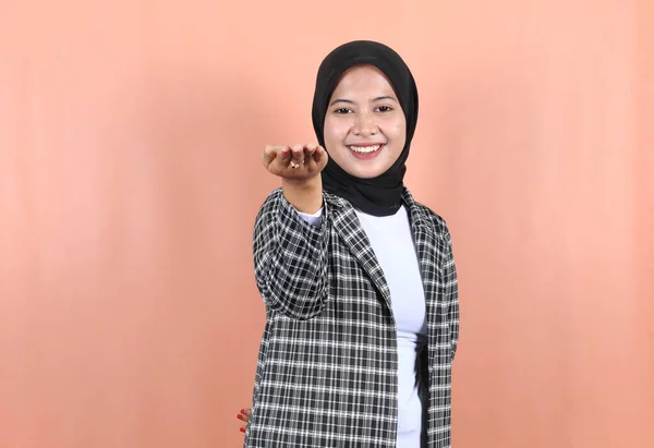 Elleri Avuçlarında Gülümseyen Güzel Asyalı Müslüman Kadın Çizgili Gri Bir — Stok fotoğraf
