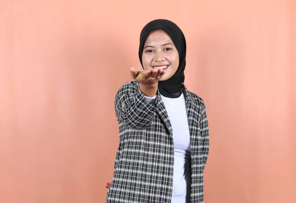 Lächelnd Schöne Asiatische Muslimische Frau Mit Händen Handflächen Zusammen Empfangen — Stockfoto