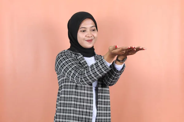 Uśmiechnięta Piękna Azjatycka Muzułmanka Dłońmi Razem Przyjmująca Lub Dająca Gest — Zdjęcie stockowe