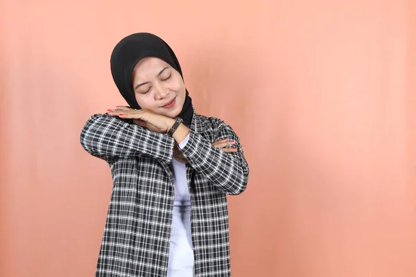 Wanita Muslim Asia Yang Cantik Merasa Mengantuk Dengan Kepala Bertumpu — Stok Foto