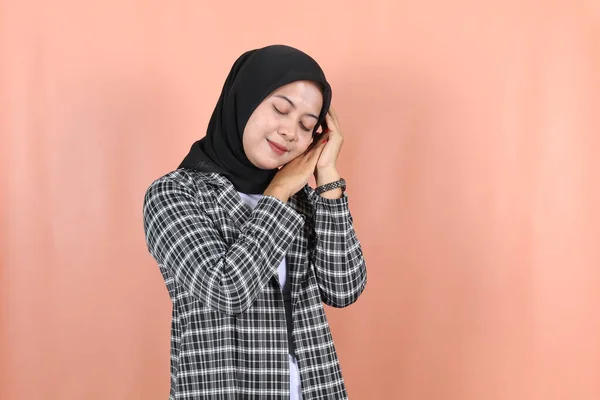 Wanita Muslim Asia Yang Cantik Merasa Mengantuk Dengan Kepala Bertumpu — Stok Foto