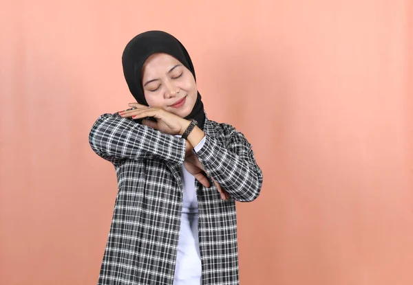 Красивая Азиатская Мусульманка Чувствует Себя Сонной Головой Лежащей Руках Полосатой — стоковое фото