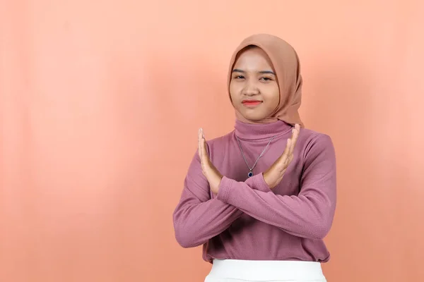 Puting Joven Mujer Asiática Con Brazos Cruzados Usando Suéter Púrpura —  Fotos de Stock