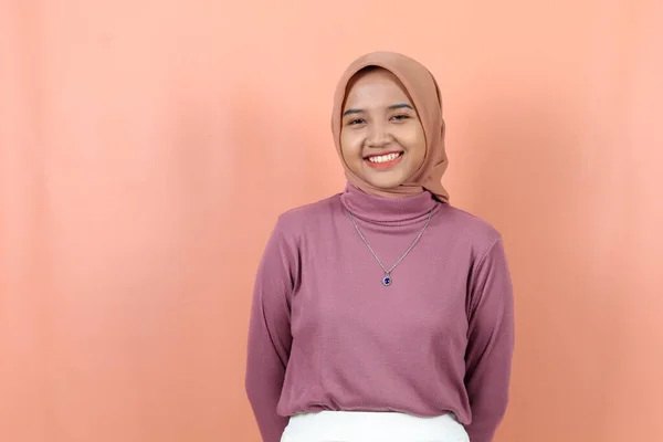 Cantik Tersenyum Wanita Asia Sweater Ungu Terus Tangan Pada Perut — Stok Foto