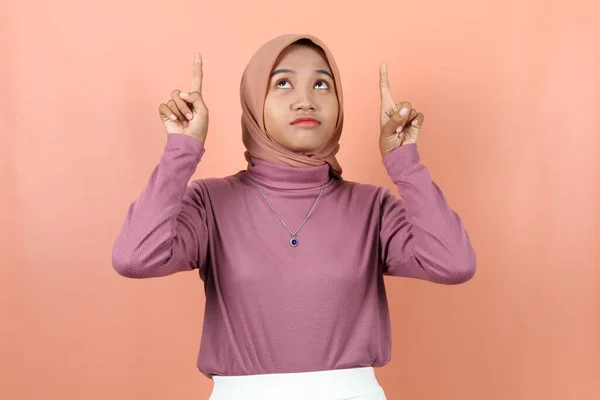 Szczęśliwy Młody Muzułmanin Azji Kobieta Wskazując Dla Pusty Miejsce Fioletowy — Zdjęcie stockowe