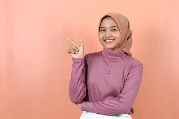 Wanita Muslim Asia Muda Yang Bahagia Menunjuk Tempat Kosong Dengan — Stok Foto