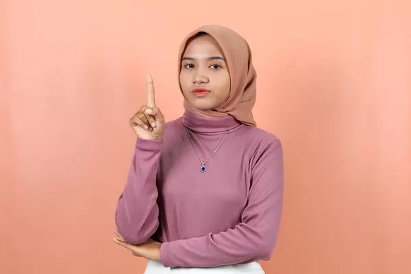Feliz Joven Musulmán Asiático Mujer Señalando Vacío Lugar Púrpura Suéter — Foto de Stock