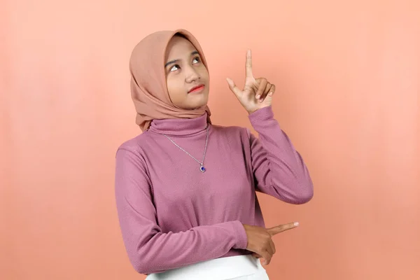 Счастливая Мусульманская Азиатка Указывает Пустое Место Фиолетовом Свитере Изолированном Фоне — стоковое фото