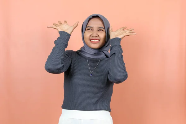 Wanita Muda Asia Mengenakan Sweater Angkatan Laut Biru Mengisolasi Latar — Stok Foto