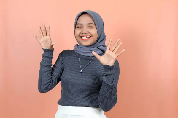 Vacker Ung Asiatisk Kvinna Hälsning Med Öppna Handflator Bär Lila — Stockfoto