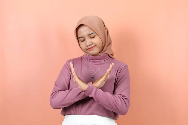 Mooie Jonge Aziatische Moslim Vrouw Kruisen Haar Armen Zeggen Nee — Stockfoto