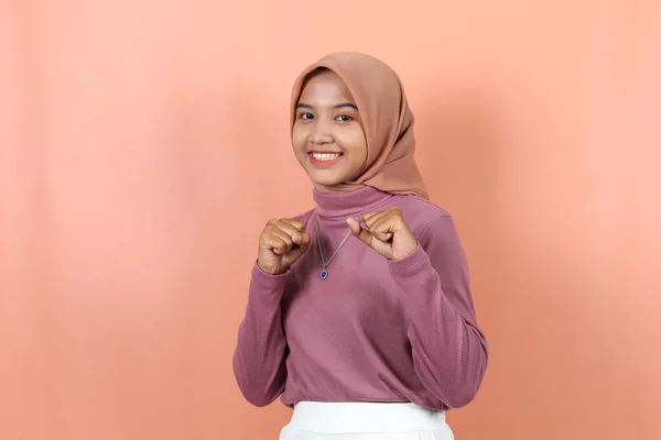 Молодая Красивая Азиатская Мусульманка Взволнована Сжимая Кулаки Нося Фиолетовый Свитер — стоковое фото