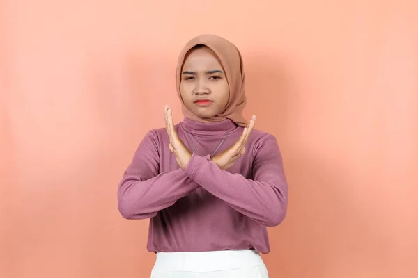 Красивая Молодая Азиатская Мусульманка Скрестившая Руки Говорит — стоковое фото
