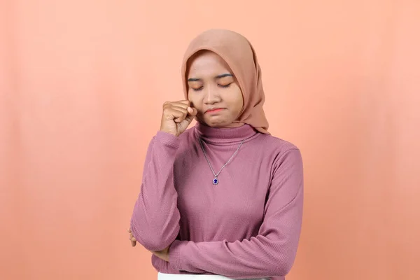 Hermosa Joven Musulmana Mujer Asiática Llorando Expresión Usando Suéter Púrpura — Foto de Stock