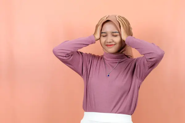 Joven Asiática Sosteniendo Cabeza Sintiéndose Mareada Estresada —  Fotos de Stock