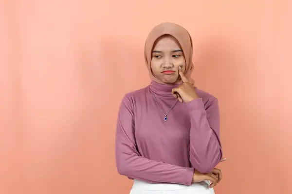 Wanita Asia Muslim Muda Yang Cantik Memegang Pipi Dengan Jarinya — Stok Foto