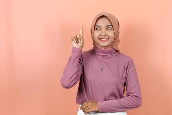 Wanita Asia Muslim Muda Yang Cantik Menunjuk Ruang Kosong Atas — Stok Foto