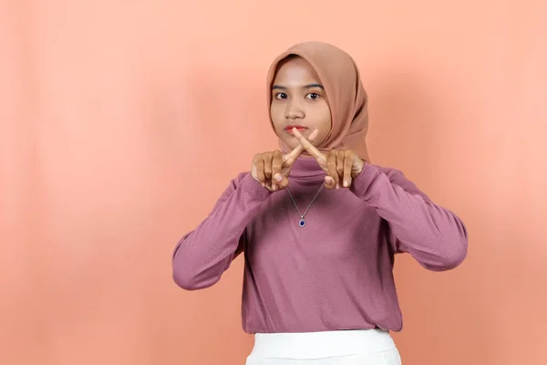美丽的年轻的亚裔穆斯林女子交叉着手指说不 — 图库照片