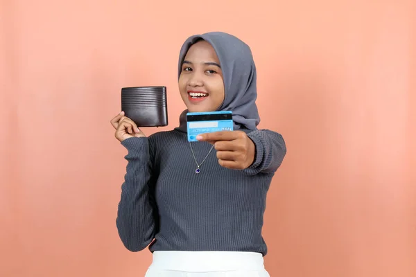 Bela Feliz Jovem Muçulmano Asiático Mulher Carregando Marrom Bolsa Cartão — Fotografia de Stock