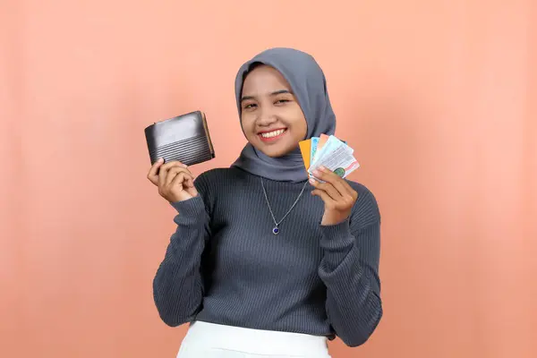 Bela Feliz Jovem Muçulmano Asiático Mulher Carregando Marrom Bolsa Cartão — Fotografia de Stock
