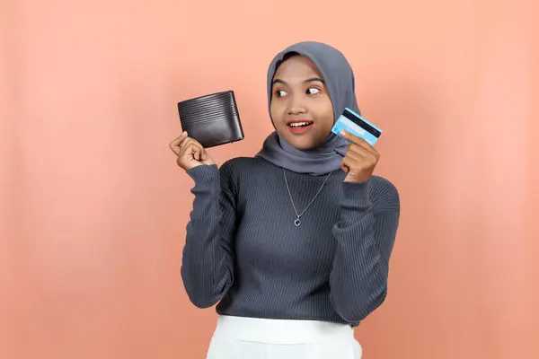 Beautiful Happy Young Muslim Asian Woman Carrying Brown Purse Credit — Stock Photo, Image