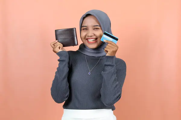 Gyönyörű Boldog Fiatal Muszlim Ázsiai Kezében Barna Táska Hitelkártya — Stock Fotó