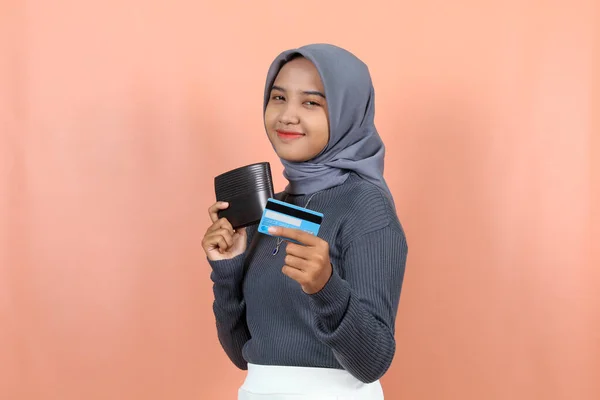 Schöne Glückliche Junge Muslimische Asiatin Mit Braunem Portemonnaie Und Kreditkarte — Stockfoto