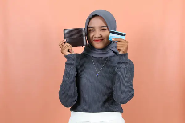 Beautiful Happy Young Muslim Asian Woman Carrying Brown Purse Credit — Stock Photo, Image