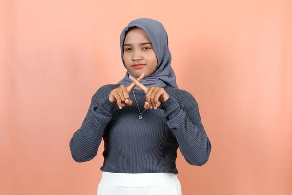 Hermosa Joven Asiático Musulmán Mujer Cruzar Dedos Decir —  Fotos de Stock