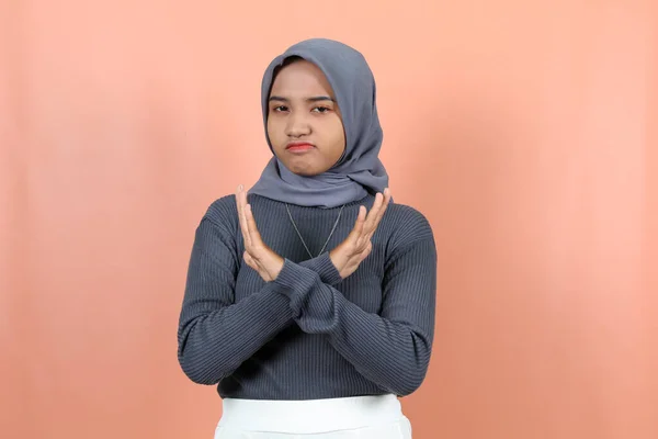 Beautiful Young Asian Muslim Woman Crossing Her Arms Say — Stock Photo, Image