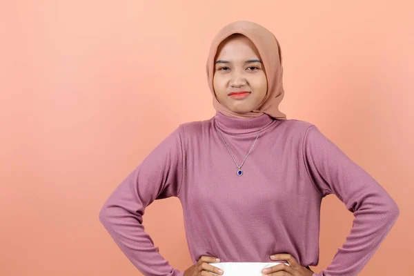 Wanita Muslim Asia Yang Cantik Merasa Terganggu Dengan Ekspresi Cemberut — Stok Foto