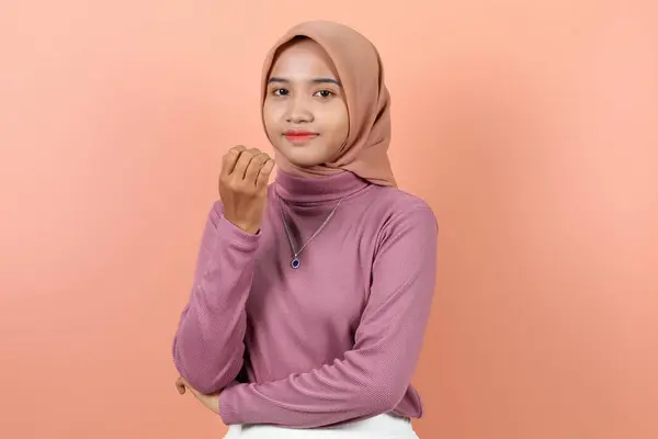 紫色のセーターで何かを考えながら彼女の指で遊ぶ美しいアジアの若いイスラム教徒の女性 — ストック写真