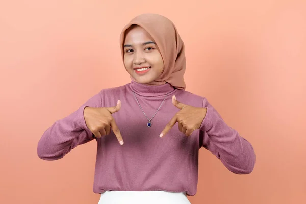Portrait Asian Muslim Woman Smiling Pointing Fingers Inviting Pelanggan Special — Stok Foto