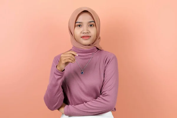 Potret Wanita Asia Terkejut Bertanya Dan Tangannya Depan Mengenakan Sweater — Stok Foto