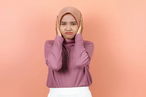 Wanita Muslim Muda Yang Cantik Menutupi Telinganya Dengan Tangannya Takut — Stok Foto