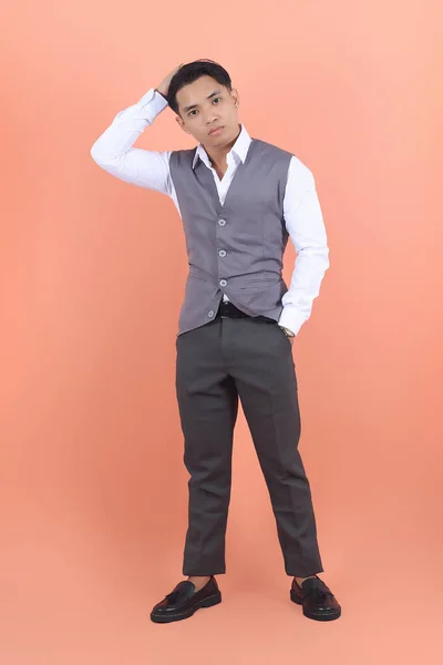 Ein Gutaussehender Und Lächelnder Junger Asiatischer Mann Einer Formellen Anzugweste — Stockfoto