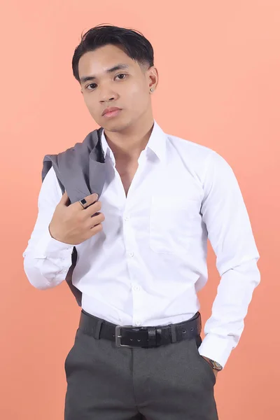 Młody Azjatycki Biznesmen Białej Koszuli Wisi Swoją Kamizelkę Ramieniu Spoglądając — Zdjęcie stockowe
