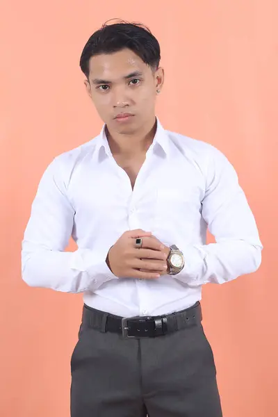 Młody Azjatycki Biznesmen Białej Koszuli Stoi Wysoki Trzymając Obie Ręce — Zdjęcie stockowe